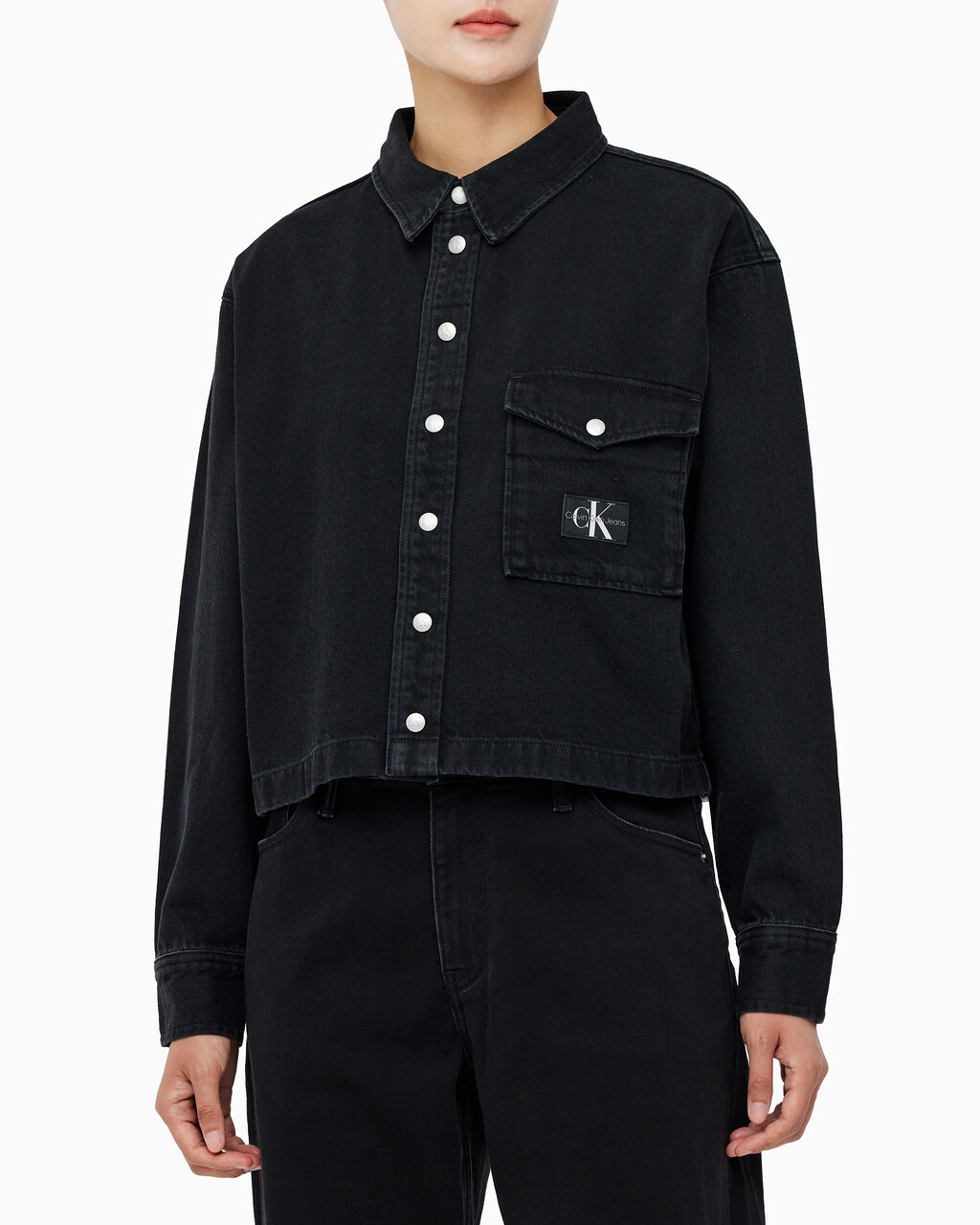 Buy 여성 크롭 대드 데님 셔츠 in color WASHED BLACK LOGO LACE