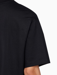 Buy 남성 릴렉스핏 뉴욕 바시티 로고 반팔 티셔츠 in color BLACK