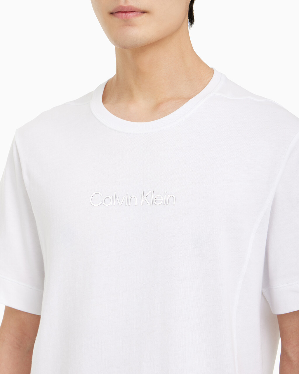 Buy 남성 레귤러 핏 에센셜 로고 반팔 티셔츠 in color BRIGHT WHITE