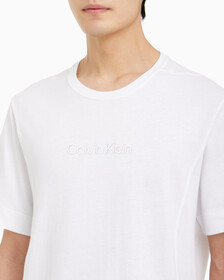 Buy 남성 레귤러 핏 에센셜 로고 반팔 티셔츠 in color BRIGHT WHITE