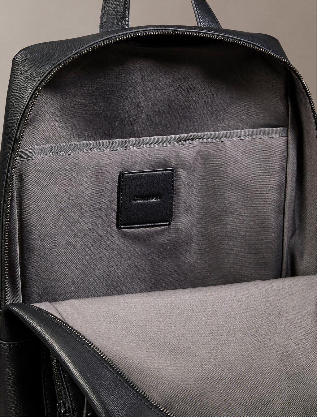 Buy 남성 하드웨어 엠블럼 슬림 포켓 백팩 in color BLACK