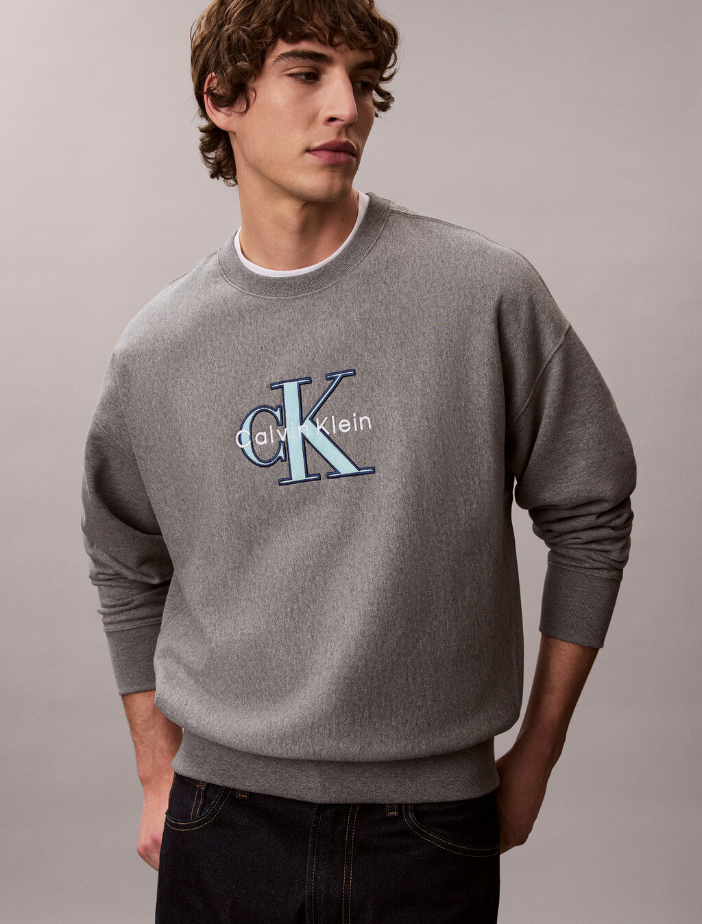 Buy 남성 프리미엄 트라이컬러 모노로고 크루넥 스웨트셔츠 in color MEDIUM GREY HEATHER