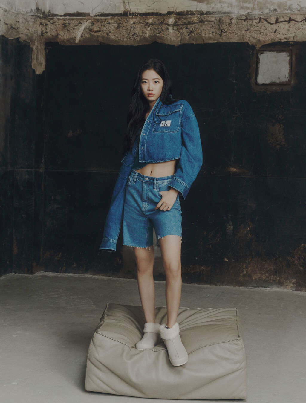 Buy 여성 버뮤다 맘핏 데님 쇼츠 in color CHALKY BLUE