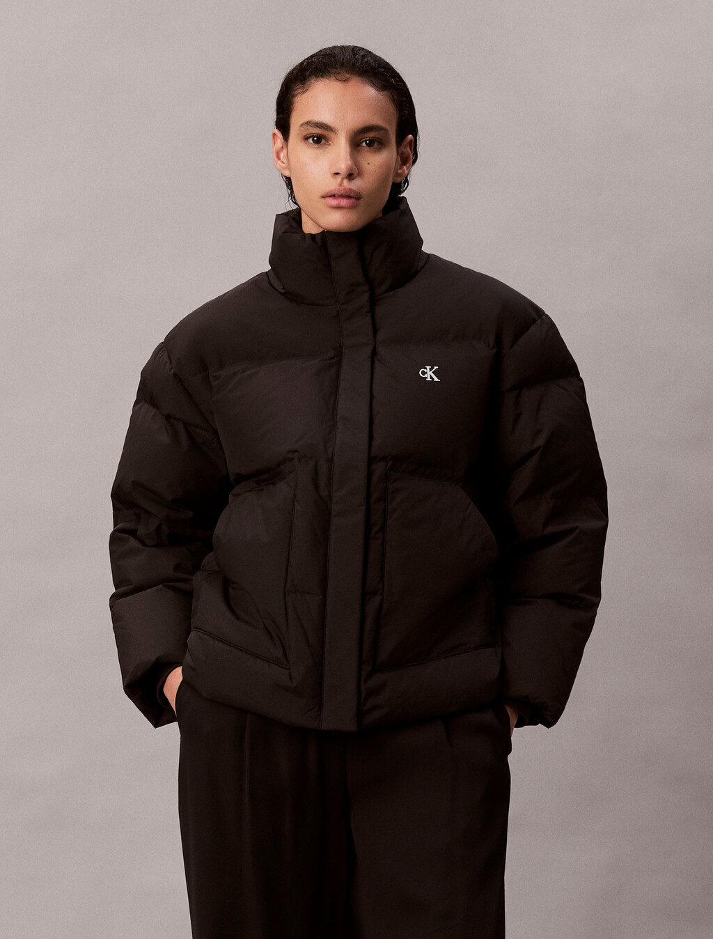 Buy 여성 숏 렝스 스탠드 카라 푸퍼 in color BLACK