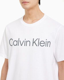 Buy 남성 레귤러 핏 에센셜 볼드 로고 반팔 티셔츠 in color BRIGHT WHITE