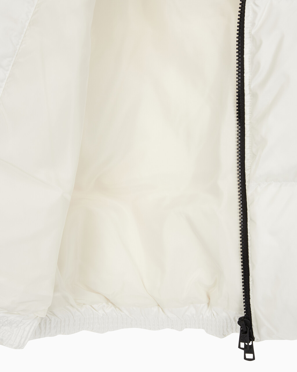 Buy 남녀공용 릴렉스 숏 블로킹 다운 푸퍼 in color WHITE