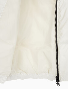 Buy 남녀공용 릴렉스 숏 블로킹 다운 푸퍼 in color WHITE