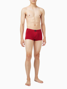 Buy 남성 모던 로고 패치 마이크로 로우 라이즈 트렁크 in color red