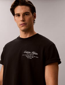 Buy 슬릭 인터락 스크립트 그래픽 티 in color BLACK