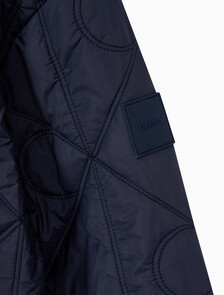 Buy 여성 라이트웨이트 AOP 퀼티드 라이너 자켓 in color Navy