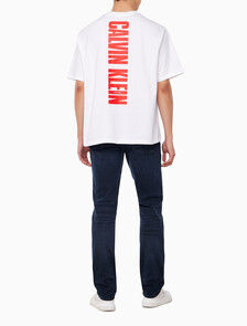 Buy 남성 릴렉스핏 버티컬 로고 반팔 티셔츠 in color BRILLIANT WHITE