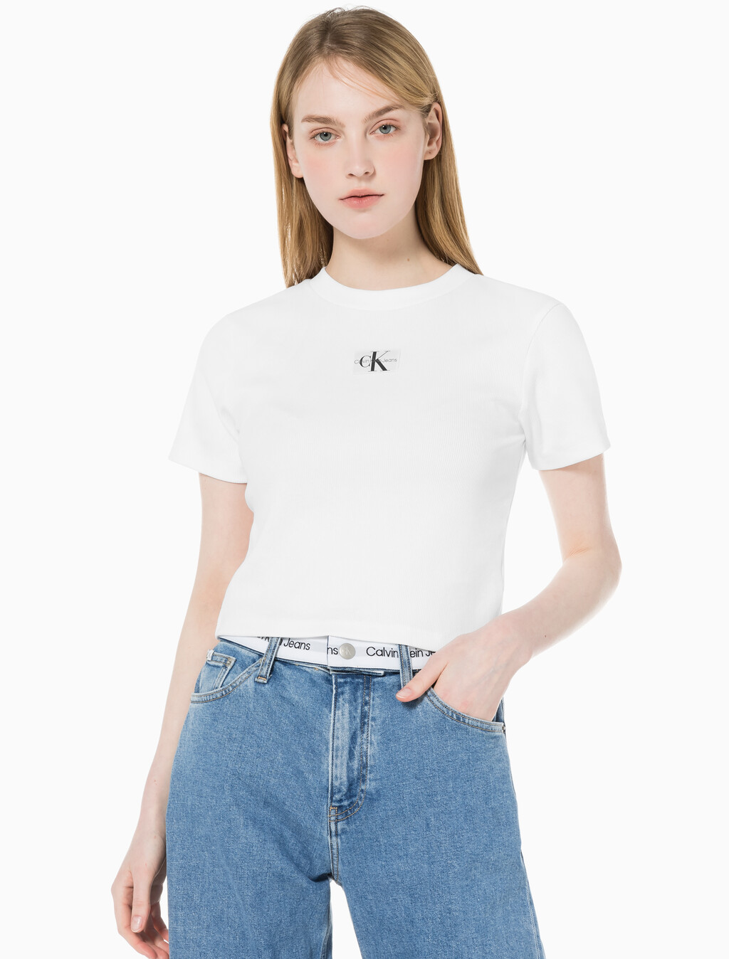 Buy 여성 로고 뱃지 크롭 반팔 티셔츠 in color BRIGHT WHITE