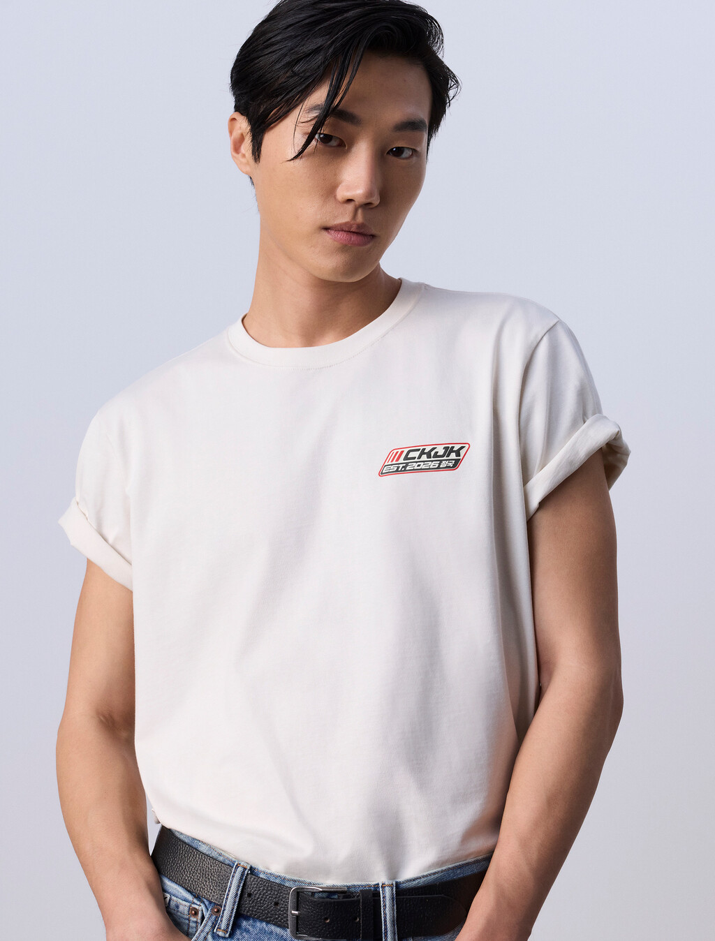 Buy Jung Kook for Calvin Klein  남성 릴렉스 핏 뱃지 로고 반팔 티셔츠 in color TOFU