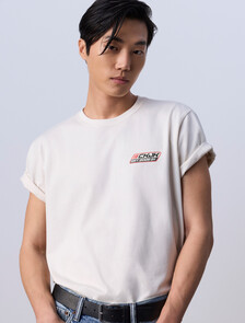 Buy Jung Kook for Calvin Klein  남성 릴렉스 핏 뱃지 로고 반팔 티셔츠 in color TOFU