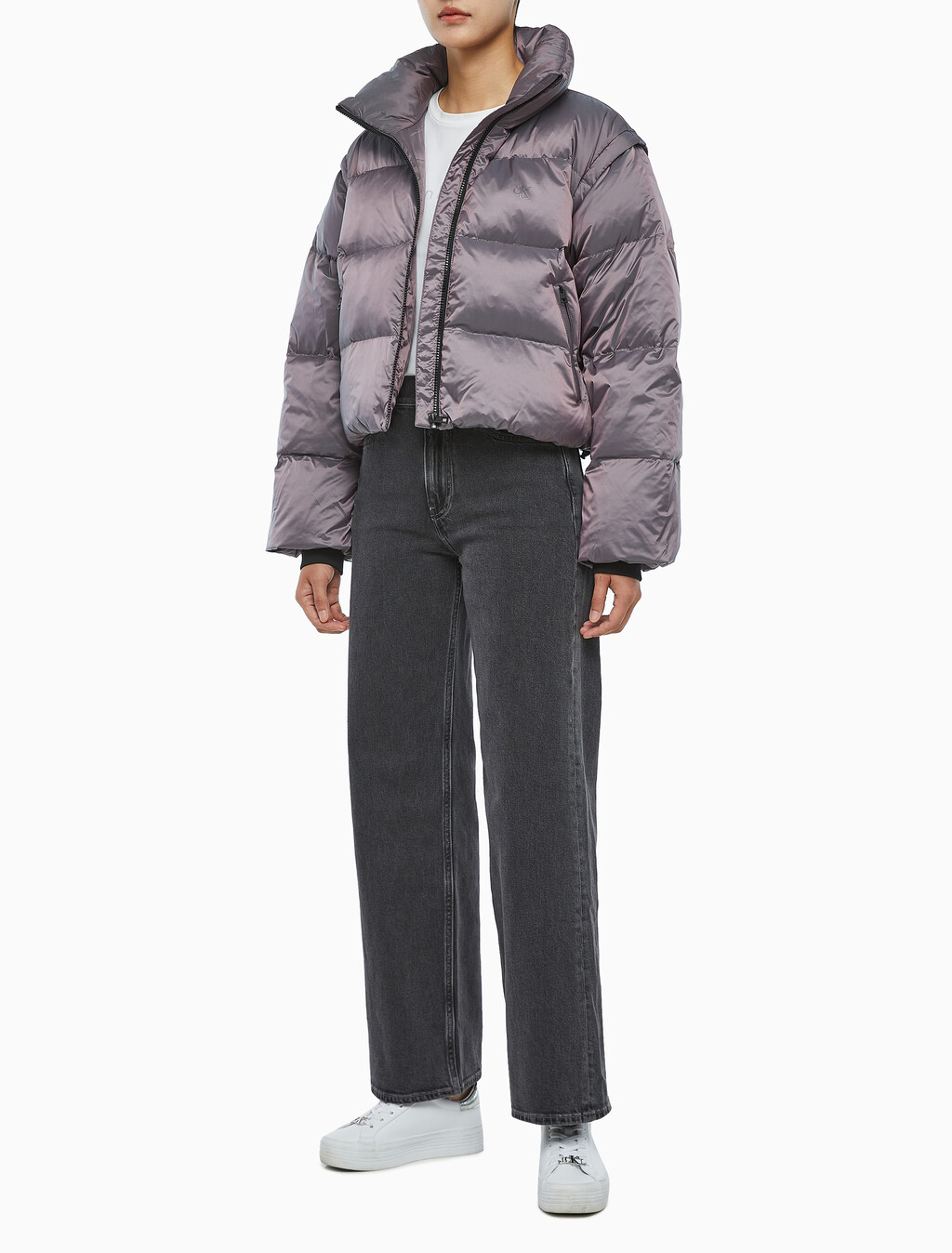 Buy 여성 투톤 글로시 디터쳐블 크롭 다운 in color AMARANTH 