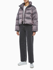 Buy 여성 투톤 글로시 디터쳐블 크롭 다운 in color AMARANTH 