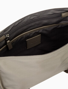 Buy 남성 슬릭 나일론 메신저 라지 in color Desert Taupe