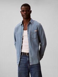Buy 남성 에센셜 클래식 블루 데님 셔츠 in color Light blue