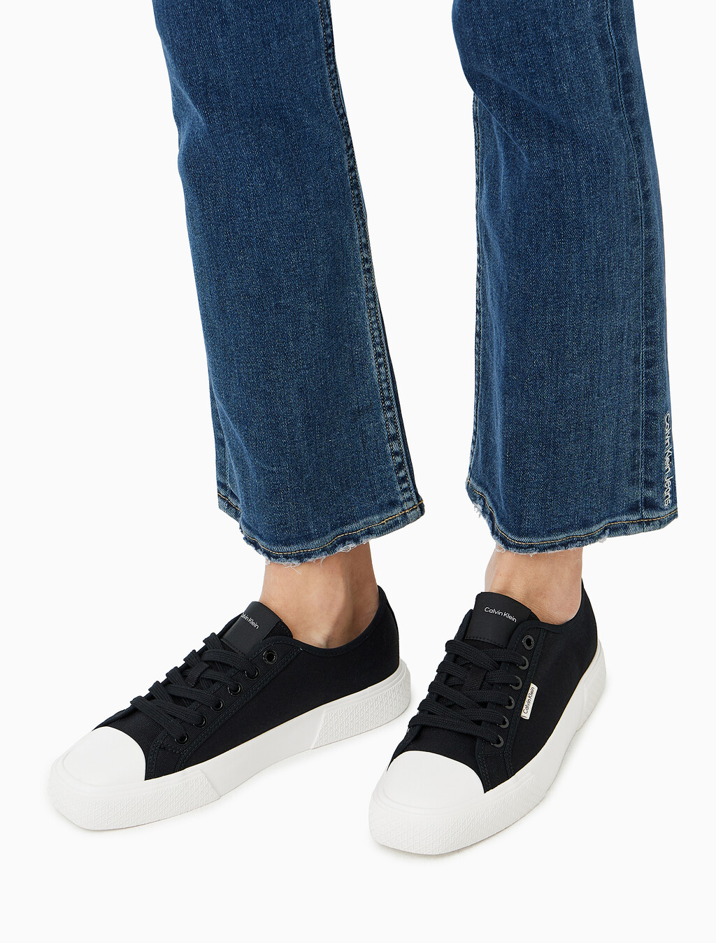 Buy 여성 비비 로우 레이스업 캔버스 스니커즈 in color CK BLACK