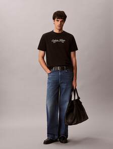 Buy 캘빈 커시브 그래픽 티 in color BLACK