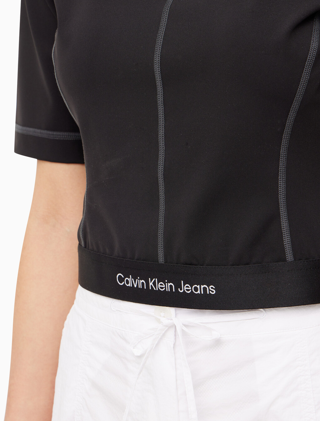 Buy 여성 밴드로고 하이넥 반팔 티셔츠 in color CK BLACK