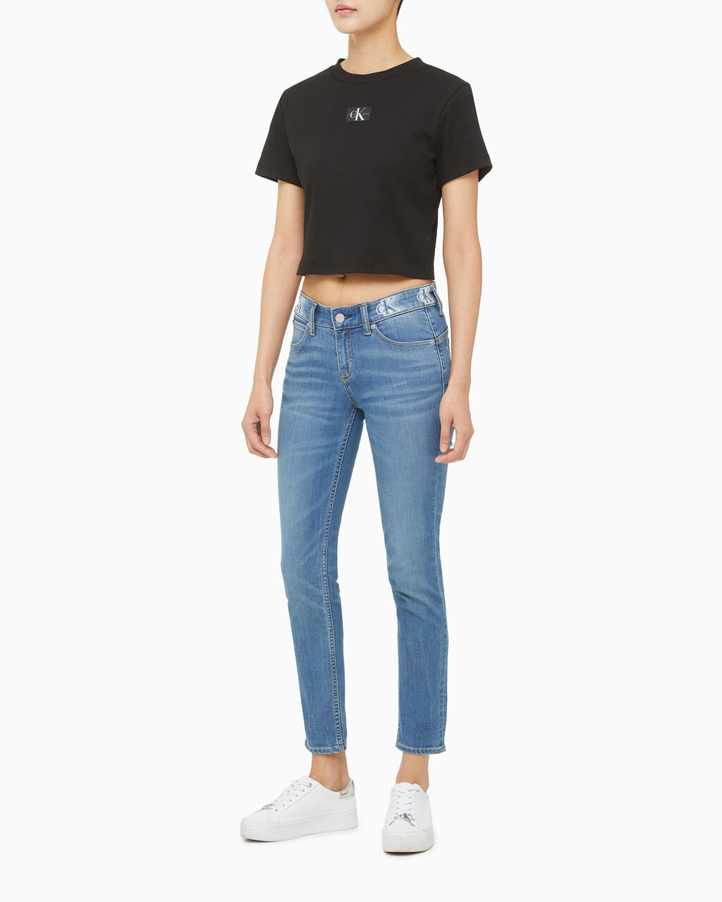 Buy 여성 로고 뱃지 크롭 반팔 티셔츠 in color CK BLACK