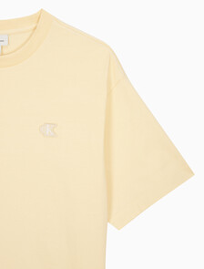 Buy 남성 릴렉스핏 탑스티치 패치 로고 반팔 티셔츠 in color SUNLIGHT