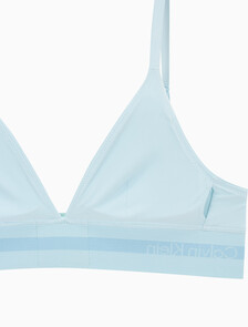 Buy 여성 모던 로고 패치 마이크로 AF 트라이앵글 in color Sky Blue