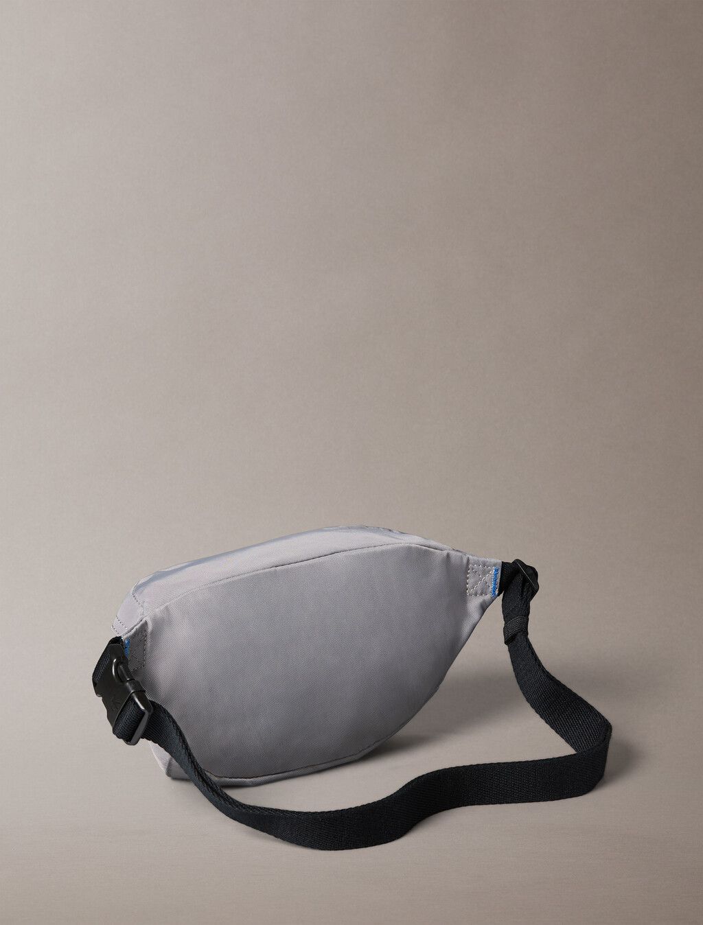 Buy 남성 볼드 로고 나일론 슬링 in color Cloudburst