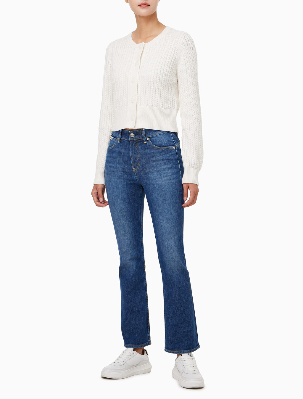 Buy 여성 크롭 케이블 가디건 in color WHITE