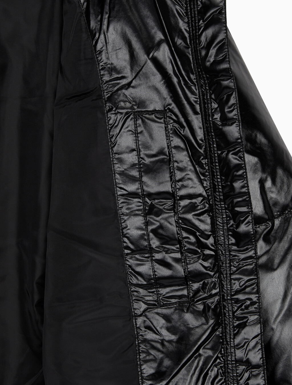 Buy 여성 크롭 글로시 커브드 퀼팅 다운 푸퍼 in color CK BLACK