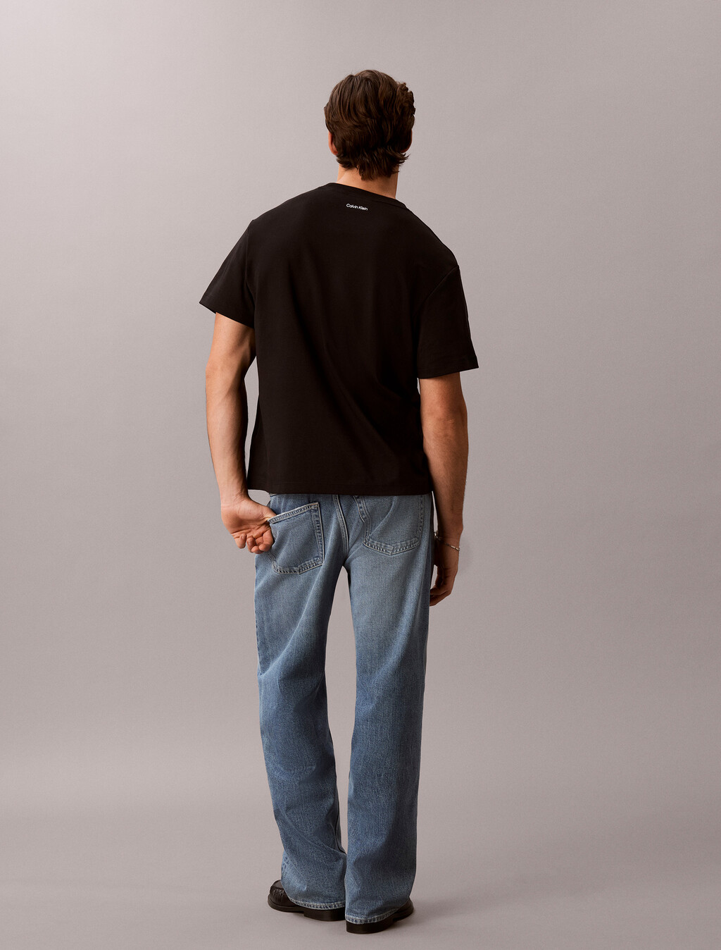 Buy 슬릭 인터락 스크립트 그래픽 티 in color BLACK