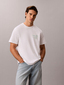 Buy 슬릭 인터락 스크립트 그래픽 티 in color BRIGHT WHITE