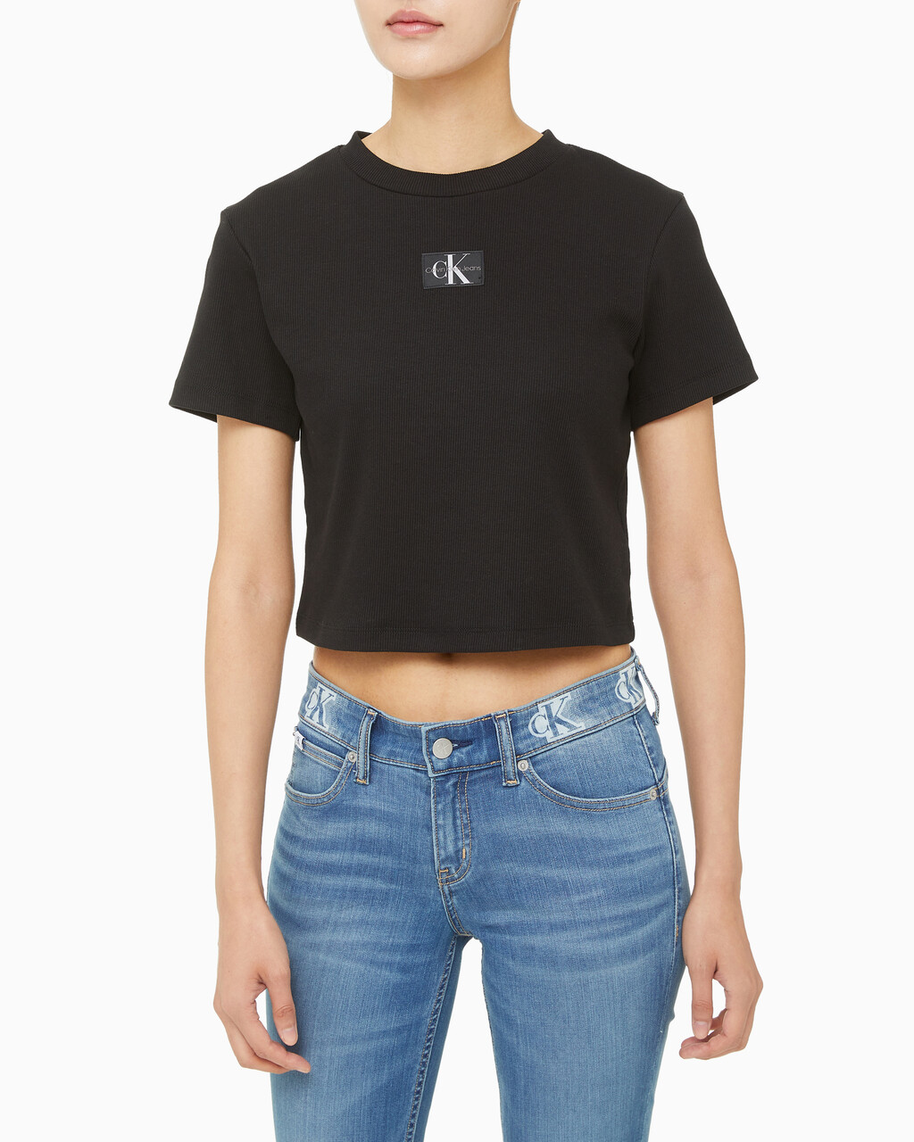 Buy 여성 로고 뱃지 크롭 반팔 티셔츠 in color CK BLACK