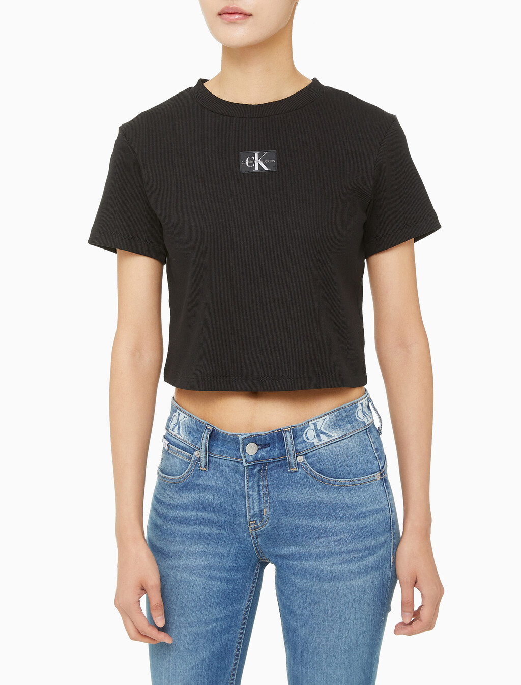 Buy 여성 로고 뱃지 크롭 반팔 티셔츠 in color CK BLACK