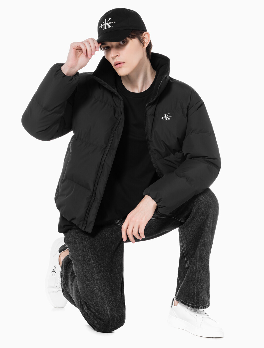 Buy 남녀공용 릴렉스 숏 다운 푸퍼 in color CK BLACK