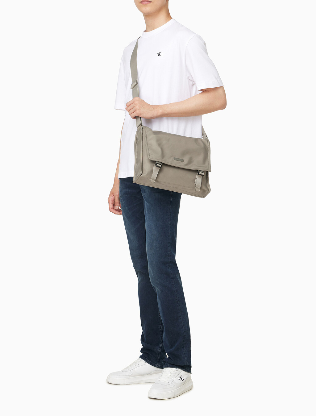 Buy 남성 슬릭 나일론 메신저 라지 in color Desert Taupe