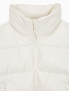 Buy 여성 글로시 디터쳐블 크롭 다운 푸퍼 in color WHITE