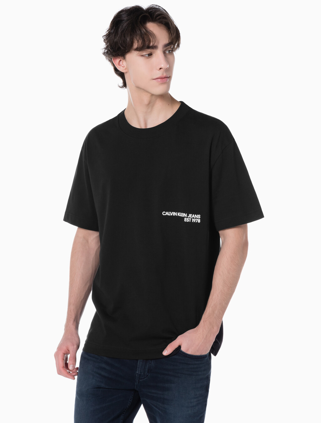 Buy 남성 릴렉스핏 CK 스프레이 로고 반팔 티셔츠 in color CK BLACK