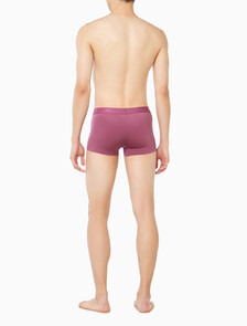 Buy 남성 CK 블랙 마이크로파이버 스트레치 트렁크 in color Dark Pink