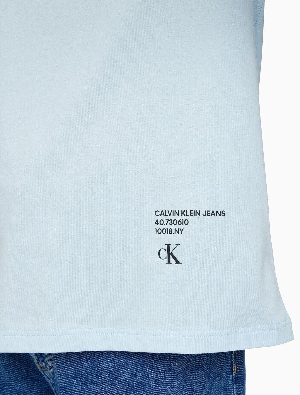 Buy 남성 릴렉스핏 모던 메탈 로고 반팔 티셔츠 in color KEEPSAKE BLUE