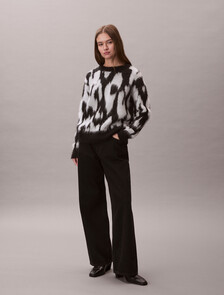 Buy 여성 L/S 브러시드 헤어리 AOP 스웨터 in color BRILLIANT WHITE