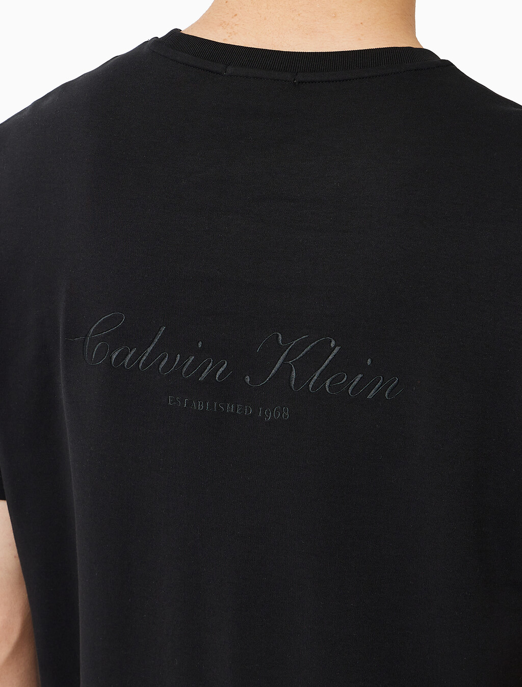 Buy 슬림핏 리퀴드 인터록 클래식 그래픽 티 in color BLACK