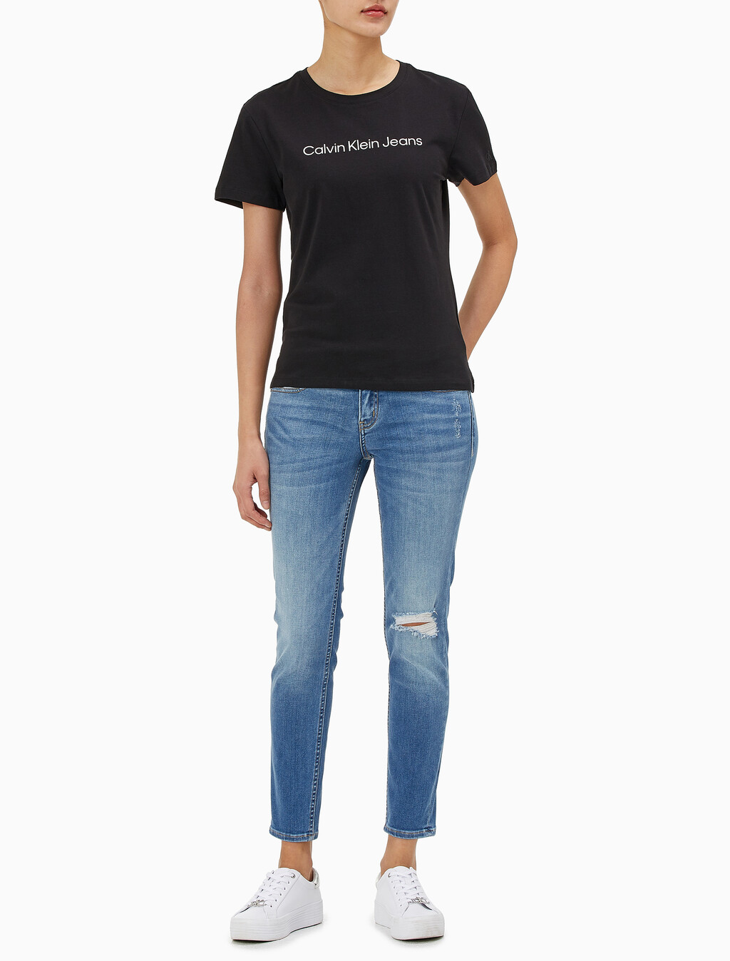 Buy 여성 슬림핏 인스티튜셔널 로고 반팔 티셔츠 in color CK BLACK
