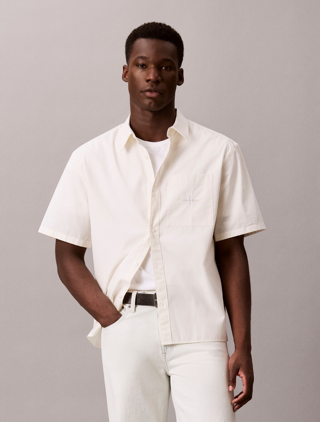Buy 솔리드 워시드 포플린 릴렉스 숏슬리브 셔츠 in color TOFU