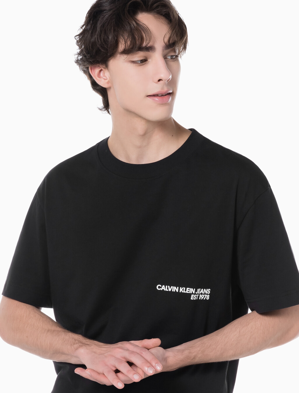 Buy 남성 릴렉스핏 CK 스프레이 로고 반팔 티셔츠 in color CK BLACK