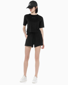 Buy 여성 레귤러 핏 에센셜 하이 스트레치 우븐 쇼츠 in color BLACK