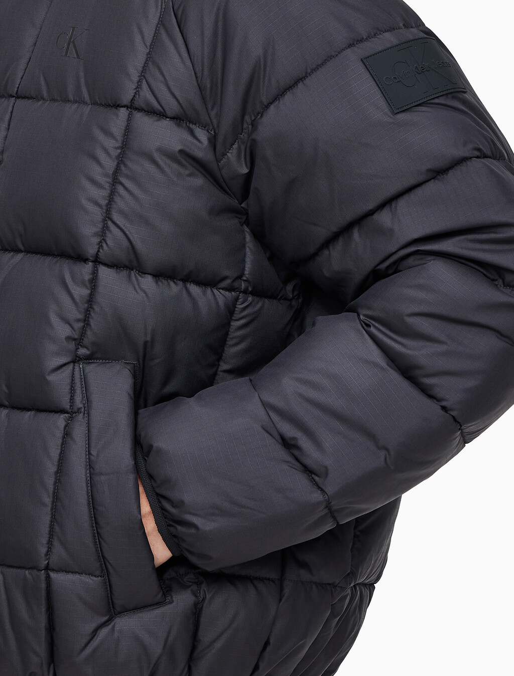 Buy 남성 프리미엄 라인 에센셜 패디드 오버셔츠 in color CK BLACK