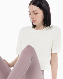 Buy 여성 박시 핏 에센셜 기능성 반팔 티셔츠 in color WHITE