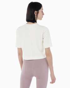 Buy 여성 박시 핏 에센셜 기능성 반팔 티셔츠 in color WHITE